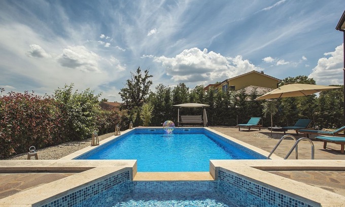 Muzini Casa | Atractiva villa con piscina, sauna y tenis de mesa