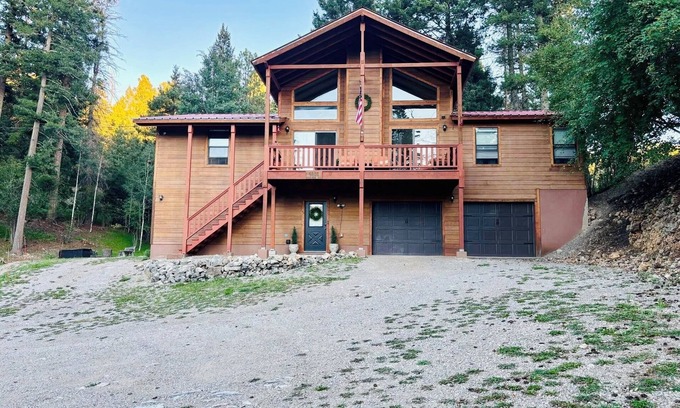 Bear Park Cabina | Spacious Cabin–Forest Vibes, Golf Nearby, ATV Trailer Parking, Dogs OK