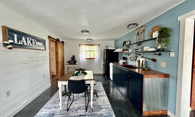 Dellroy Casa | Atwood Lake family home. Pet friendly!