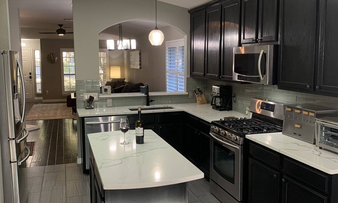 Milwood Casa | ATX Getaway! Pet Friendly-- Large Deck & Luxury Bath