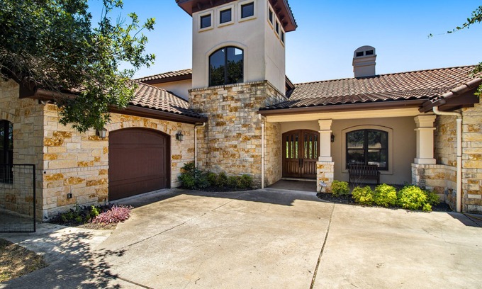 Bear Creek Casa | ATX Stagecoach close to Dripping Springs/Driftwood wedding venues