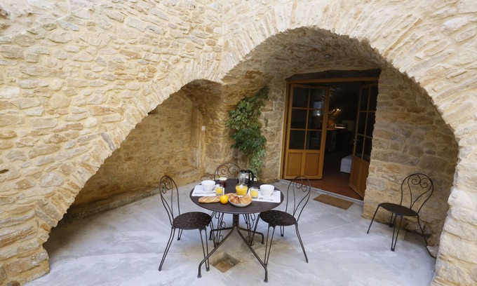 Sabran Apartamento | Casa atípica y muy cómoda en el corazón de una aldea de gardois.