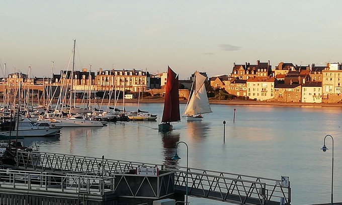 La Cite Apartamento | Au Bord de Mer - apartment on marina with balcony and sea view.