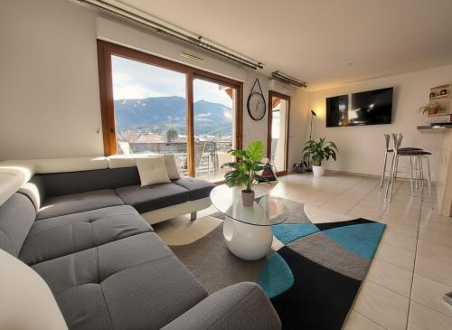 Saint-Jorioz Apartamento | Au cœur de St Jorioz, spacieux appartement avec terrasse et vue montagne.