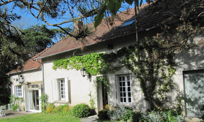 Vesdun Casa | Au milieu de la France, entourée danza grand jardin, une maison encanto cuadrado