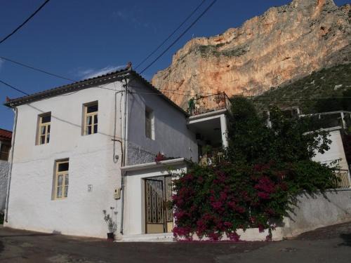 Leonidio Casa | Au pied de la falaise rouge
