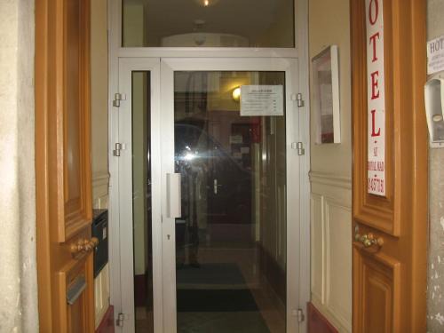 11th Arrondissement Hotel | Au Royal Mad