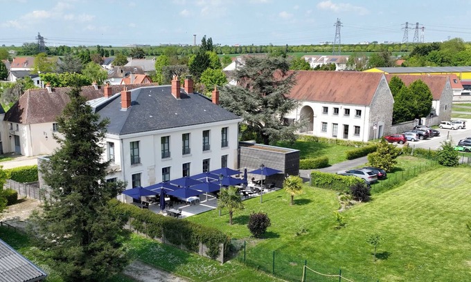 Tremblay-en-France Hotel | Auberge du Château Bleu