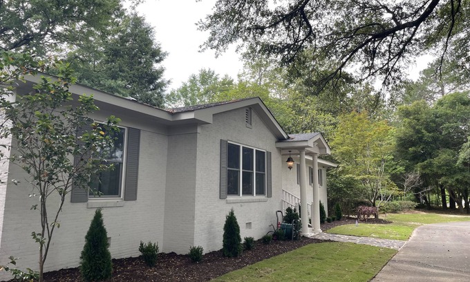 Grove Hill Casa | AUBURN CAMELLIA HOUSE! Game Day - w/rsvd downtown football parking, Graduations!