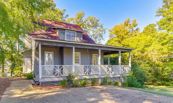 Smith Mountain Estates Casa | Auburn Game Day Getaway on Lake Martin w/ Dock!