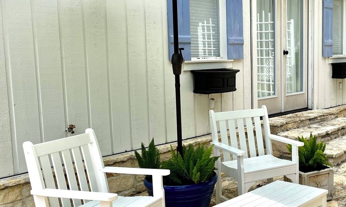 Clifton Cabaña | AUDUBON Romantic Cottage on Private Country Estate-40 min. to Waco
