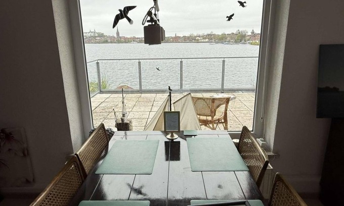 Ploen Apartamento | Auguste Viktoria vacation apartment - Holiday apartment directly on the Großer Plöner See