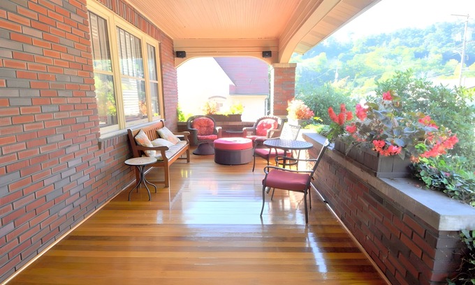 Berkeley Springs Casa | Aunt Beas Bungalow - Right in Town!