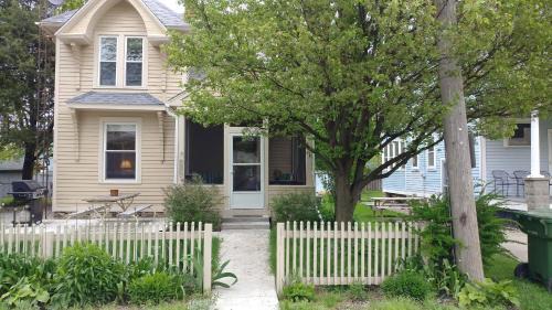 Put-in-Bay Casa | Aunt Jane's Guest House