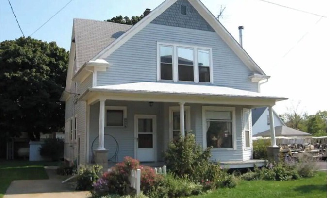 Put-in-Bay Casa | Aunt Janes 2: Large House in Downtown Put in Bay!
