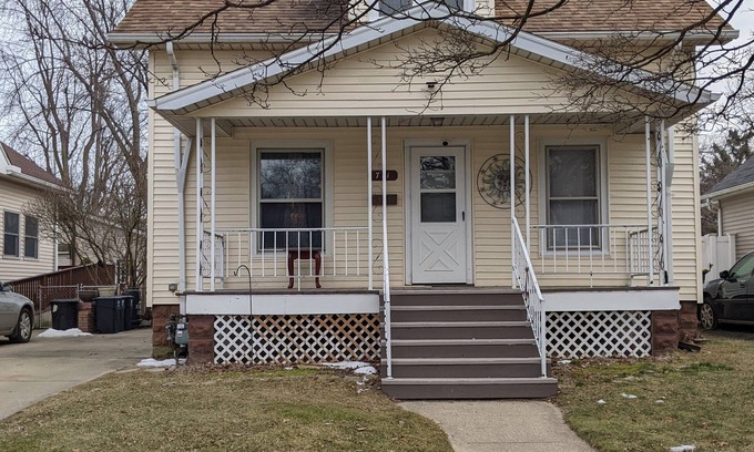 Monroe Casa | Aunt Rose's 3 BR sleeps 6 adults and 6 kids, 2 per bed.