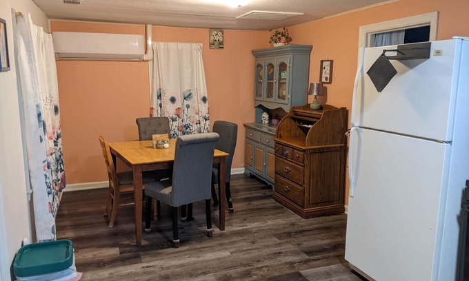 Dundee Cabaña | Aunt Rose's cozy 1 bedroom cottage on the River Raisin in Dundee MI