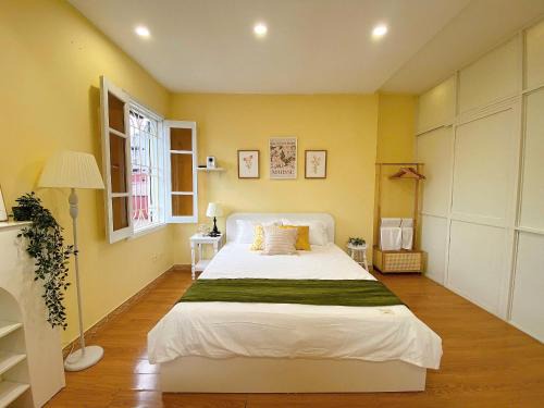 Hang Buom Apartamento | Aura 2BR-2WC in Hanoi Old Quarter- Near Ta Hien St