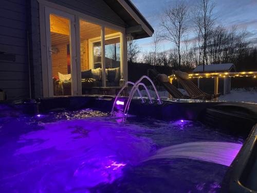 Nuorgam Chalet De Esquí | Aurora mökki porealtaalla Lapissa Tenojoen rannassa