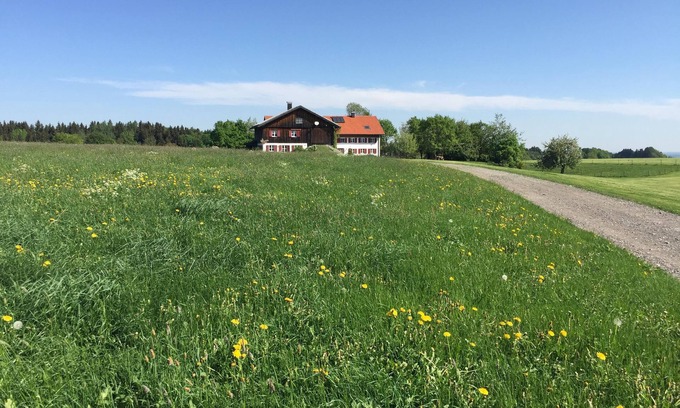 Kaufbeuren Casa | Aussiedlerhof rodeado de prados y bosques, muebles antiguos de buen gusto.