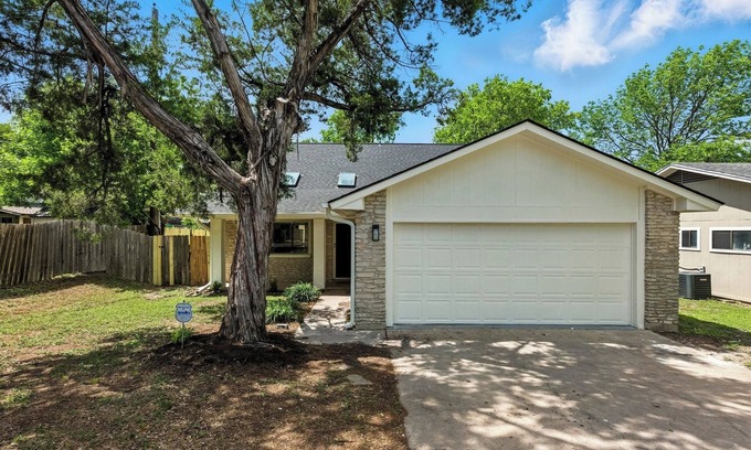Sunridge South Casa | Austin 3BR/2.5BA Retreat with Backyard. 15 Mins From Downtown Austin
