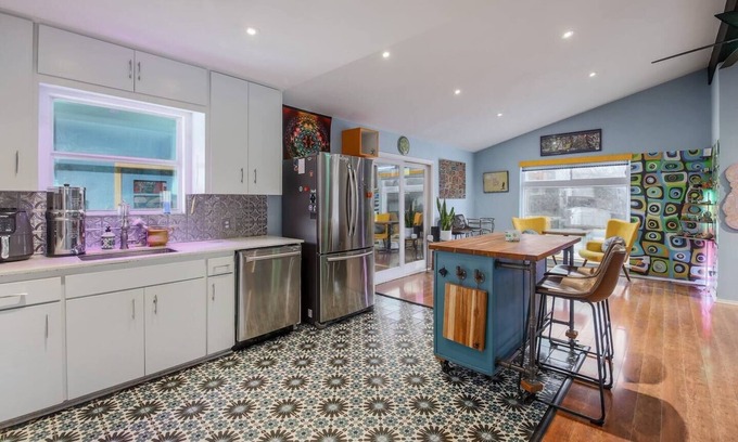 South Manchaca Casa | Austin Art House- Pet Friendly-Hot Tub! Close2-DT!