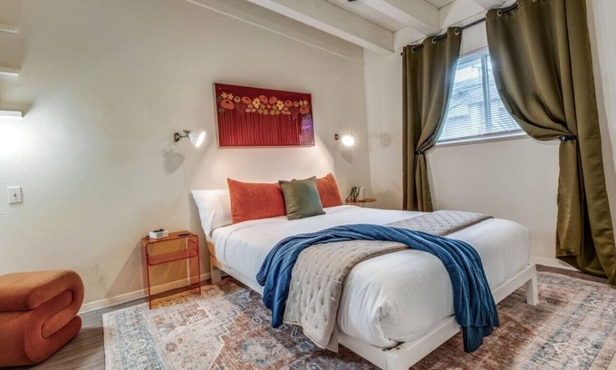 North University Apartamento | Austin Central Modern Comfort | Pet-Friendly
