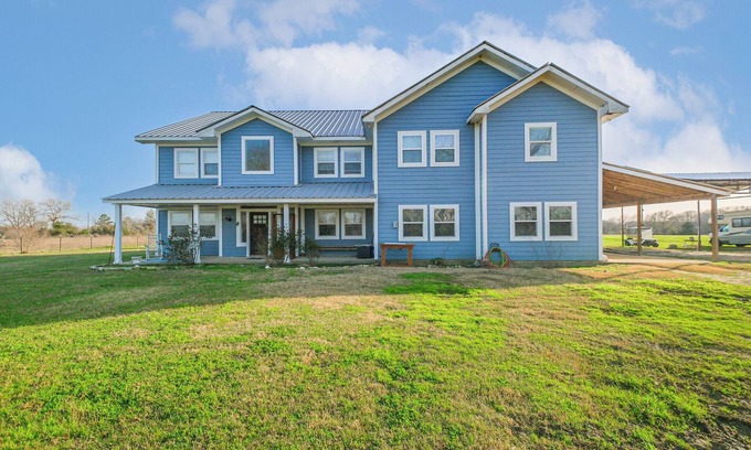 Bellville Casa | Austin Estate - Spacious home sleeps 24 in charming Bellville with a pool.