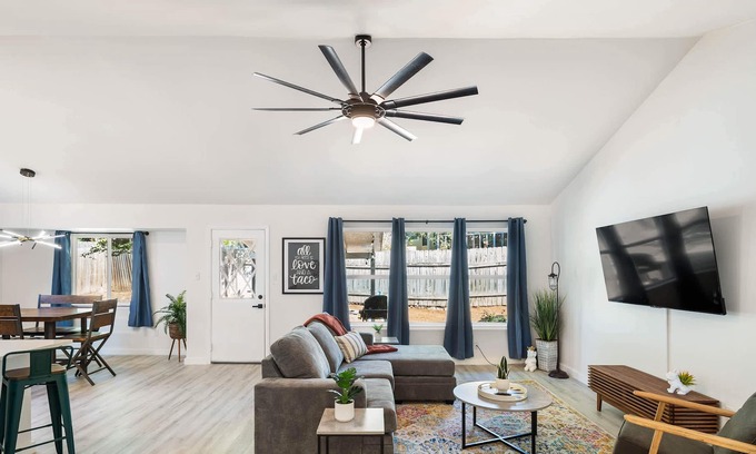 McKinney Casa | Austin Getaway-Perfect for Groups of 8 and Pets!
