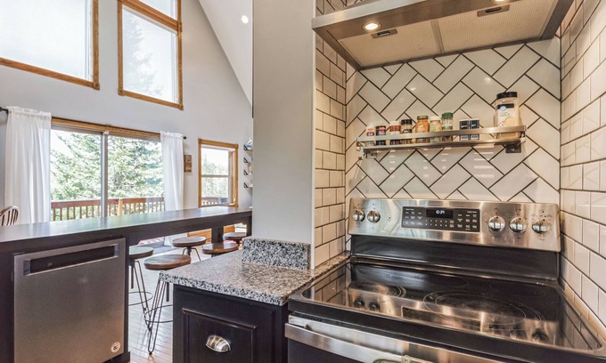 Reed City Casa | Austin Lake Lodge : Charming lakefront cottage!