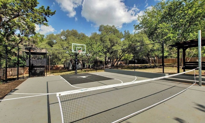 Northview Hills Casa | Austin Oasis: Pool, Pickleball, Hot Tub, Sleeps 10