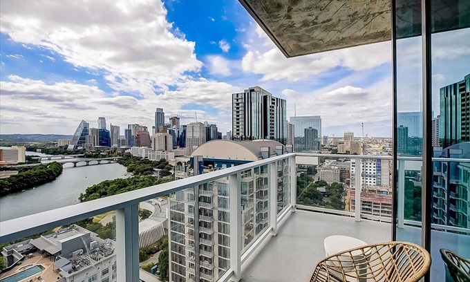 Rainey Street Historic District Condominio | Austin Rainey St. corner condo - lake views, private balcony, pool & gym