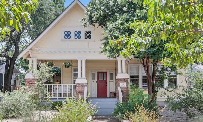 Swede Hill Casa | Austin Summer Retreat l All King Beds l Private Yard l Centrally Located
