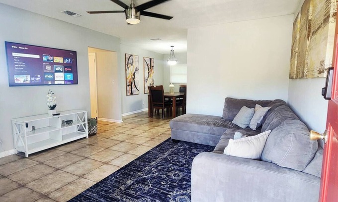 Westside Casa | Austin Villa: 4Bd/2Bth Huge House/ Parking Sleeps 8! Jacksoville, FL