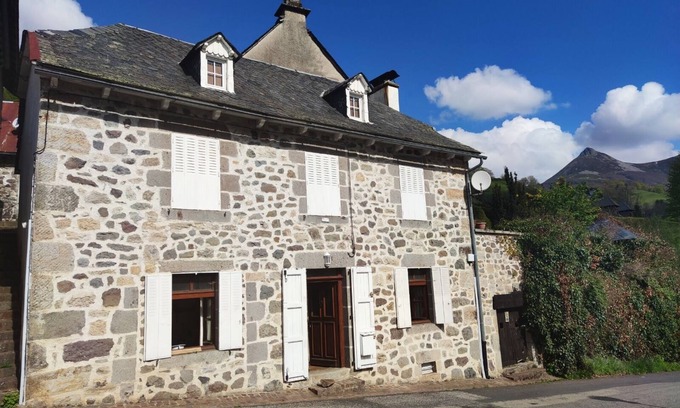 Saint-Jacques-des-Blats Casa | Authentic house a few steps from hiking trails and ski slopes