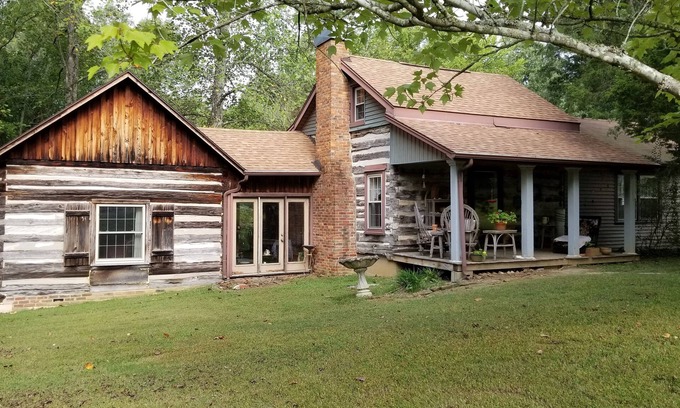Cadiz Cabina | Authentic 1800s Century Kentucky Log Cabin Land Bewteen the Lakes