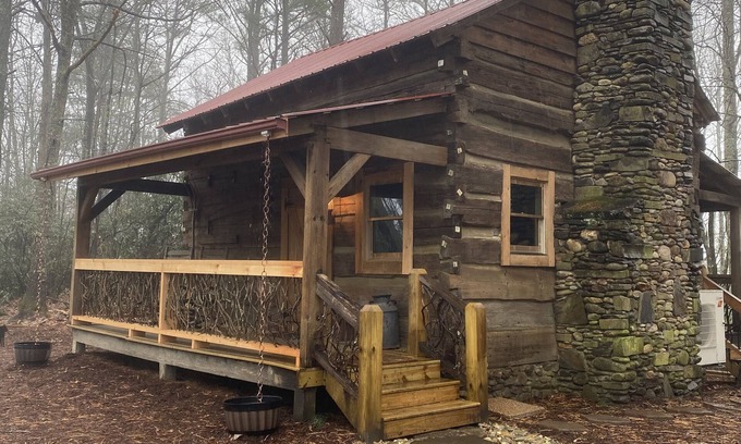 Hendersonville Cabina | Authentic 1850’s Settlers cabin High Speed Internet
