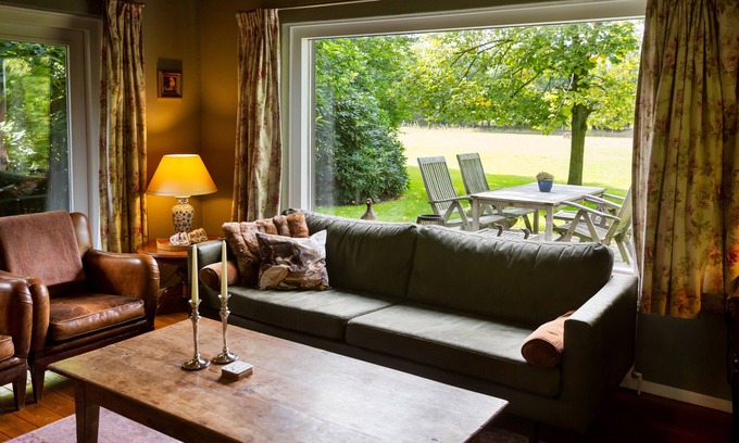 Vierhouten Casa | Authentic and comfortable forest lodge, with bath and fireplace. Pet friendly!