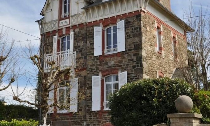 Saint-Briac-sur-Mer Casa | Auténtica casa del capitán en el largo patio de finales del siglo XIX.