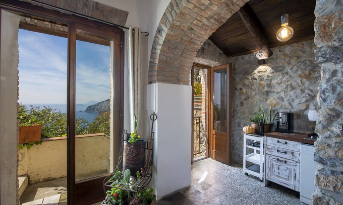Conca dei Marini Casa | Authentic cottage with exposed beams and Vietri majolica