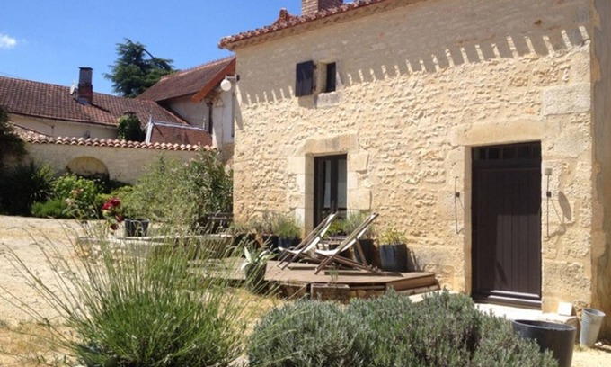 Rivieres Cabaña | Casa rural auténtica con chimenea, terraza y WiFi en Charente