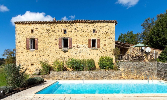 Sauveterre-la-Lemance Casa | Authentic country house with private pool