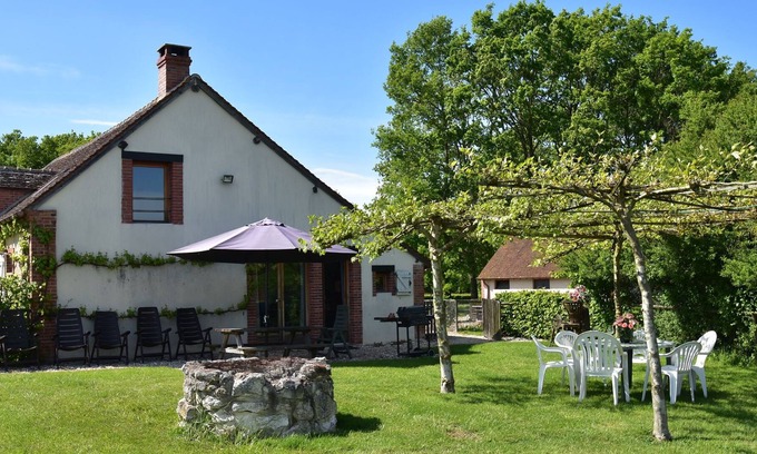 Oussoy-en-Gatinais Casa | Tranquila Casa Vacacional en Oussoy-en-Gâtinais con Jardín