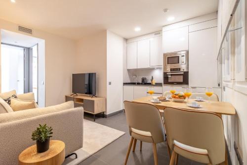 Barrio de La Latina Apartamento | Authentic La Latina Getaway Just Steps from Madrid Iconic Rastro Latina Toledo X