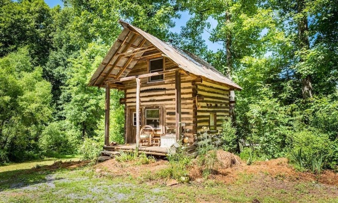 Talking Rock Otro | Authentic Log Cabin at Kaluna Farm Retreat