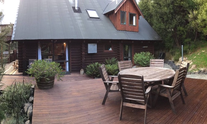 Mt Lyford Cabina | Authentic log chalet serene and secluded with outdoor spa