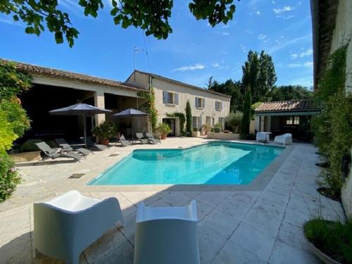 Senas Casa | authentic provencal mas with pool, in the countryside of the village of sénas, close to the luberon and the alpilles, sleeps 8.
