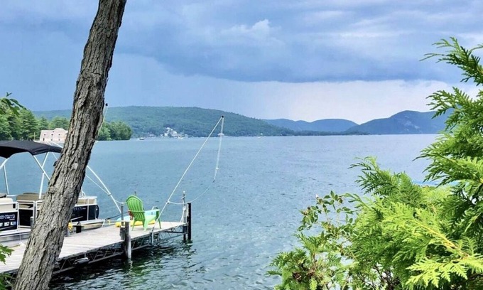 Warren County Cabina | Auténtica cabaña frente al mar de pino nudoso Adirondack de 1950