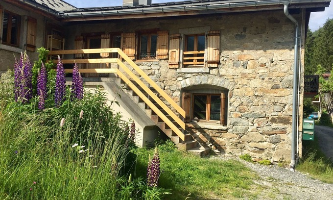 Vallorcine Chalet De Esquí | Authentic stone and larch chalet / 350 m from the gondola 8/9 persons 90 m² / 430 sq. ft.