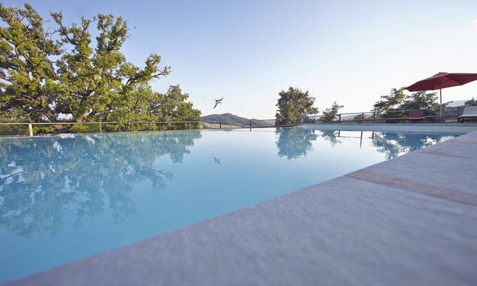 Montelovesco Villa | Cortijo medieval de piedra, piscina, vista, barbacoa, wifi, habitaciones con baño y aire acondicionado.